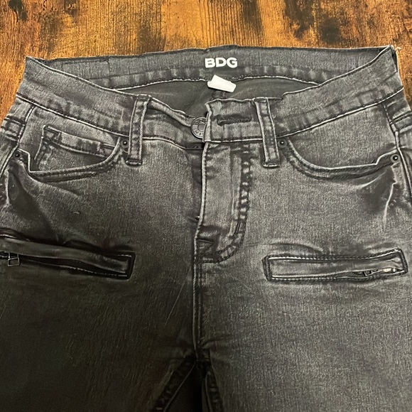 BDG Trendy Gray Jeans - Picture 4 of 6